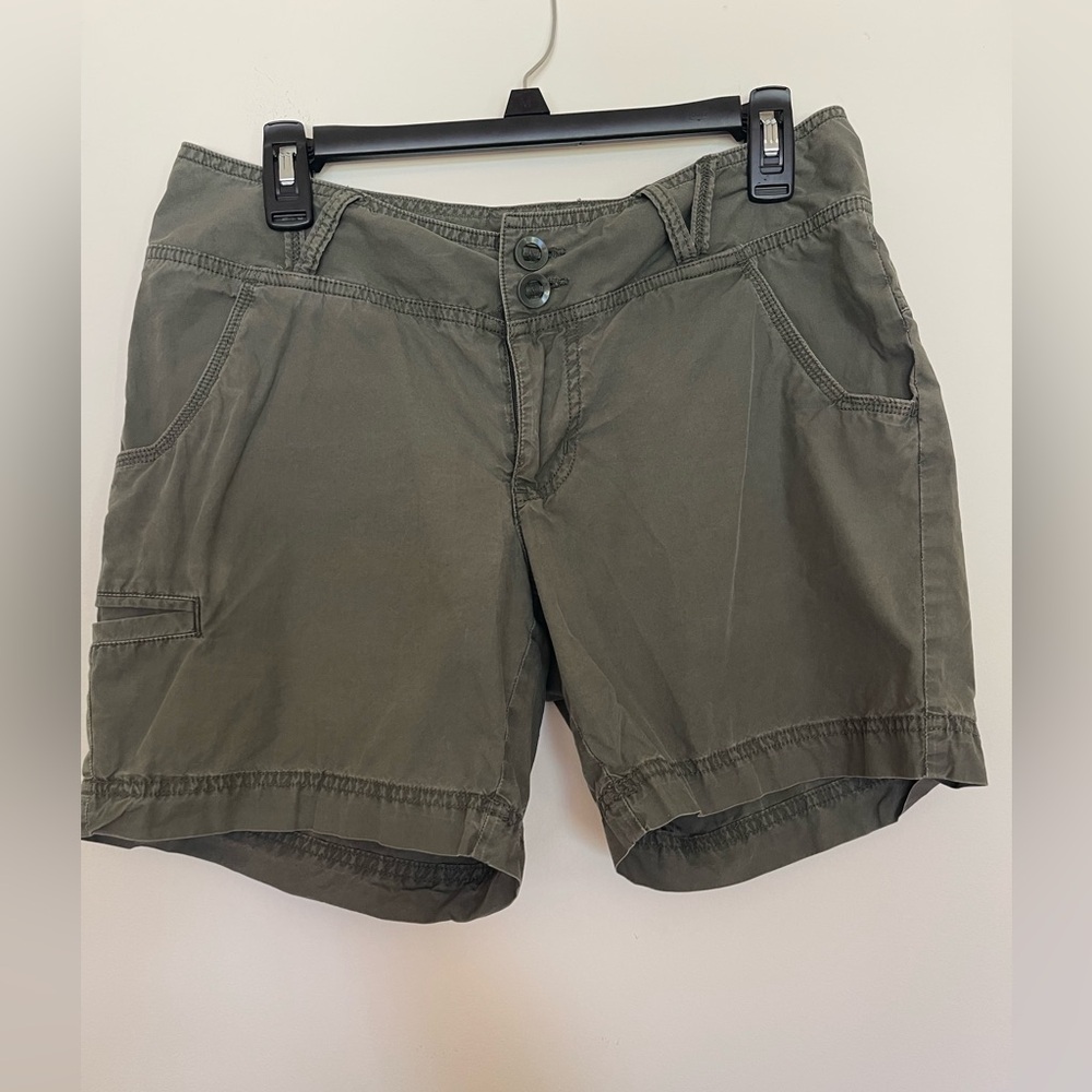 Women’s Columbia shorts olive‎ green size 8 6in inseam hiking gardening camping
